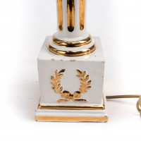 Lampa empire z wieńcem laurowym. Ceramika złocona